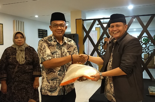 Ketua DPD LPM Kota Padang Irwan Basir, SH, MM Datuak Rajo Alam menyerahkan beras secara simbolis kepada LPM.