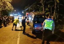 Suasana proses evakuasi kecelakaan tunggal, mobil Suzuki Futura Nopol B-8258-AY masuk ke jurang, di wilayah Penambongan, Purbalingga, Senin (24/04/2023) malam. (Poto: Satlantas Polres Purbalingga).