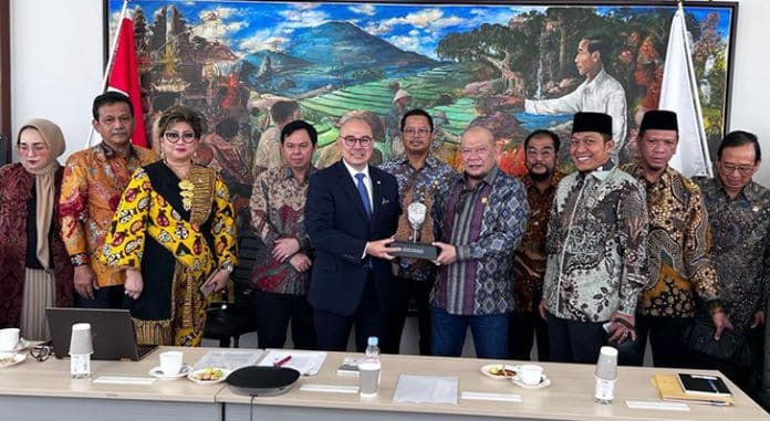 Ketua DPD RI, AA LaNyalla Mahmud Mattalitti mendorong agar hubungan bilateral Indonesia-Jepang hendaknya tak hanya difokuskan pada kerja sama antara perusahaan-perusahaan besar saja, tetapi juga melibatkan pelaku ekonomi kelas menengah, kecil dan mikro (UMKM).