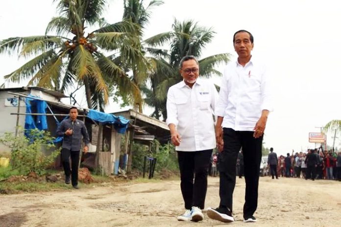 Presiden Jokowi dalam kunjungan dan pemeriksaan Jalan Seputih Raman yang rusak di Lampung Tengah. Lampung Tengah, Jumat (5/5/2023),tahun ini pemerintah pusat khusus memberikan dana untuk perbaikan jalan di Provinsi Lampung sebanyak Rp.800 miliar. (Antara/Ruth Intan Sozometa Kanafi). Presiden Jokowi dalam kunjungan dan pemeriksaan Jalan Seputih Raman yang rusak di Lampung Tengah. Lampung Tengah, Jumat (5/5/2023),tahun ini pemerintah pusat khusus memberikan dana untuk perbaikan jalan di Provinsi Lampung sebanyak Rp.800 miliar. (Antara/Ruth Intan Sozometa Kanafi).