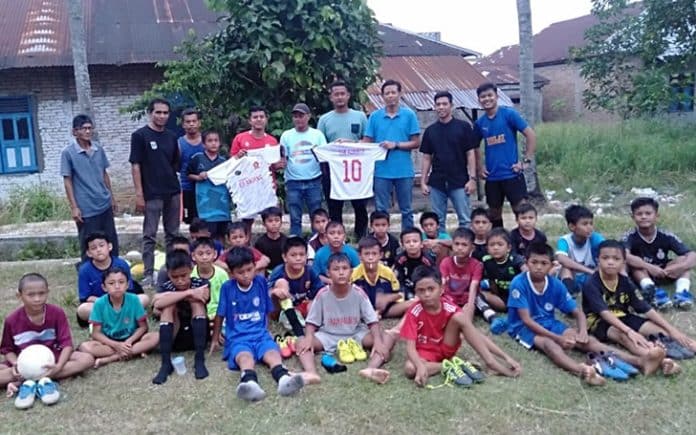 Tokoh masyarakat Kuranji Zainatul Kadri didampingi Ketua Sekolah Sepak bola (SSB) Kuranji Abdi Satria dan Hengki Riza selaku pelatih SSB Kuranji.