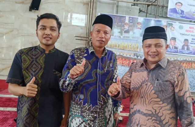 Sebelah kiri Muhammad Farhan, tengah Ketua PW Muhammadiyah Sumbar Dr. Bakhtiar dan sebelah kanan M Fikar Datuk Rajo Magek.
