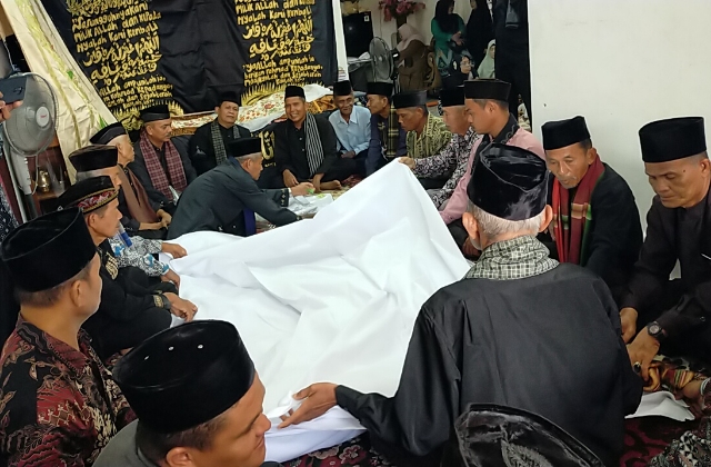 Proses adat di Minangkabau dihadiri oleh Ketua KAN Pauh IX, Suardi Dt. Rajo Bujang beserta ninik mamak bajinih adat KAN Pauh IX, tokoh Masyarakat dan tokoh adat serta pelayat lainnya.