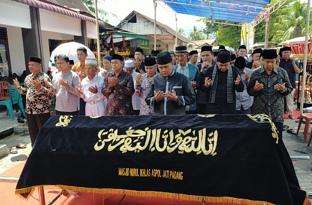 Berdoa usai sholat jenazah Almarhumah Hj.megawati.
