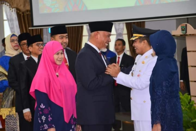 Gubernur Sumatera Barat (Sumbar) Mahyeldi memberikan  ucapan selamat jabatan baru sebagai Wakil Wali Kota Padang H. Ekos Albar, SE.MM untuk melanjutkan sisa masa jabatan 2019-2024, (Poto: Prokopim Pdg).