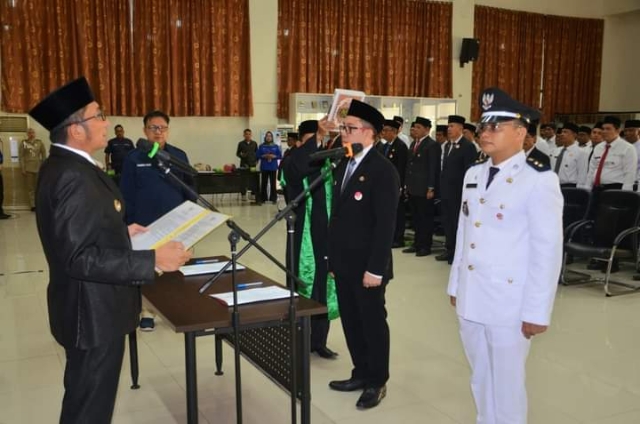 Dalam pelantikan tersebut juga dihadiri oleh: Plh Sekda Kota Padang Arfian yang juga Kepala BKPSDM, para Asisten serta sejumlah pimpinan OPD dan Camat di lingkungan Pemko Padang.