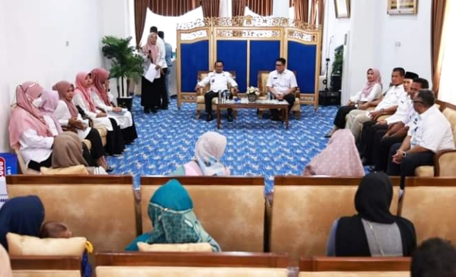 Tampak hadir mendampingi Bupati Tanah Datar pada acara tersebut Asisten Pemerintahan dan Kesra Elizar, Kepala Dinas Kesehatan Yesrita Zedrianis, Kalaksa BPBD Tanah Datar Yusnen, Direktur Rumah Sakit M. Ali Hanafiah Batusangkar dr. Nurman Eka Putra dan Dinas Sosial.