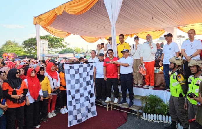 Pelepasan jalan santai yang dilepas langsung oleh Walikota Padang Hendri Septa didampingi Anggota DPRD Kota Padang Mastilizal Aye, SH dan Ketua PDM Kota Padang M Fikar, S,Ag, MM,. M. PD dalam rangka memperingati hari ulang tahun ke - 354 Kota Padang Pelepasan jalan santai yang dilepas langsung oleh Walikota Padang Hendri Septa didampingi Anggota DPRD Kota Padang Mastilizal Aye, SH dan Ketua PDM Kota Padang M Fikar, S,Ag, MM,. M. PD dalam rangka memperingati hari ulang tahun ke - 354 Kota Padang