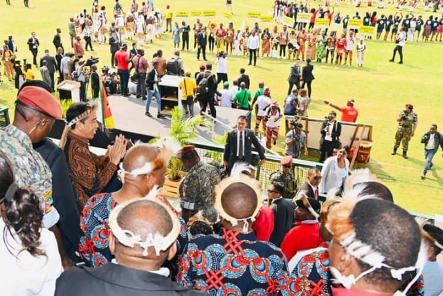 Mengawali kunjungan perdananya di Maputo, Presiden Joko Widodo menghadiri undangan Presiden Republik Mozambik Filipe Nyusi dalam acara pembukaan Festival Budaya Nasional 2023 atau National Festival of Culture Mozambik yang digelar di Lapangan Asosiasi Black Bulls, Maputo, Republik Mozambik, pada Rabu (23/8/2023).