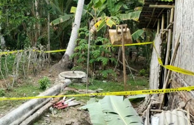 Garis polisi dipasang di sekitar rumah wanita yang mayatnya ditemukan di septic tank di Desa Sidaurip, Kecamatan Gandrungmangu, Kabupaten Cilacap, Rabu (13/9/2023). Foto: Istimewa