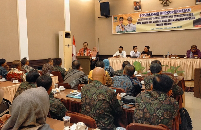 Ketua Dewan Koperasi Indonesia Wilayah (Dekopinwil) Provinsi Sumatera Barat Ir. H. Hendra Irwan Rahim, MM membuka secara resmi kegiatan Sosialisasi Perkoperasian bagi pengurus Dekopinda, pelaku usaha koperasi, tokoh masyarakat, ninik mamak dan generasi muda Kota Padang.