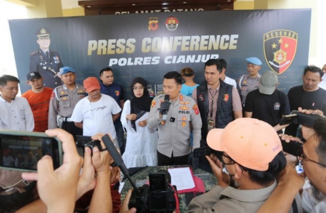 Kedua pelaku pembunuhan di Kecamatan Cibinong, Kabupaten Cianjur, diperlihatkan kepada wartawan dalam konferensi pers di Mapolres Cianjur, pada Senin (25/9/2023).