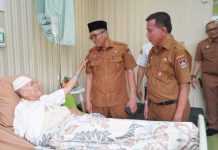 Kehadiran Walikota di rumah sakit milik Perguruan Tinggi Universitas Andalas tersebut untuk melihat kondisi Wakil Wali Kota Padang periode 2013 -2018 Emzalmi (berusia 71 tahun) yang tengah dirawat di sana.