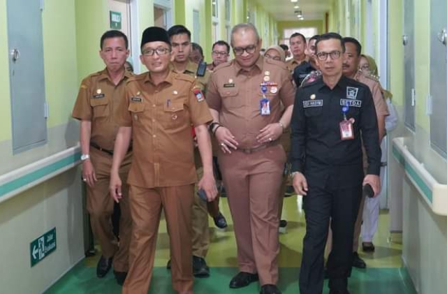 Turut hadir mendampingi Wako Hendri Septa dalam kesempatan tersebut, Sekretaris Daerah Kota Padang Andree Algamar, Asisten Pemerintahan dan Kesra Edi Hasymi, Asisten Perekonomian dan Pembangunan Didi Aryadi, Asisten Administrasi Umum Corri Saidan, Inspektur Arfian dan pimpinan OPD di lingkungan Pemerintah Kota Padang.