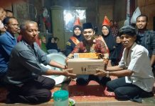 Bendahara golongan karya (Golkar) Kecamatan Kuranji Erianto memenuhi undangan group randai alang babega. Bertempat Jalan Tui, RT.04/RW.3 di Kelurahan Kuranji, Kota Padang, pada Rabu (27/09/2023) Malam.