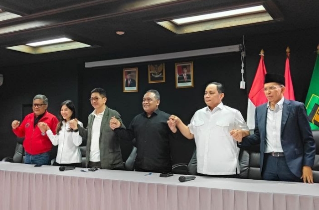 Tim Pemenangan Nasional (TPN) Ganjar Presiden berfoto usai rapat di Gedung High End, Jakarta Pusat, Rabu (4/10/2023). Paling kiri, Sekjen PDI-P Hasto Kristiyanto, Wakil Menteri Parekraf Angela Tanoesoedibjo, Ketua TPN Arsjad Rasjid, Wakil Ketua TPN Benny Rhamdani, Gatot Eddy Pramono, dan Tuan Guru Bajang.