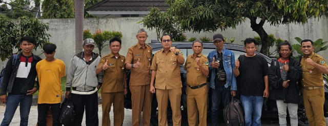 Dinas Sosial Provinsi Sumatera Barat (Dinsos Sumbar) melalui bidang Perlindungan dan Jaminan Sosial (Linjamsos), kembali menuntaskan proses pemulangan enam warga berstatus Orang Terlantar (OT) ke daerah asal masing-masing di Pulau Jawa, pada Senin (09/10/2023).