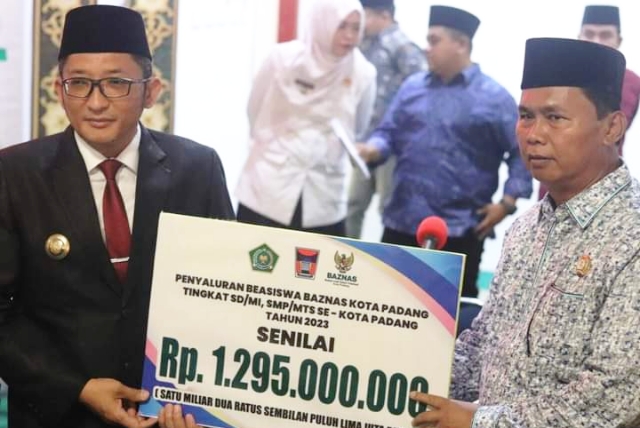 Badan Amil Zakat Nasional (Baznas) Kota Padang menyalurkan beasiswa pendidikan kepada 2.014 pelajar SD/sederajat dan SMP/sederajat, pada Rabu (11/10/2023).