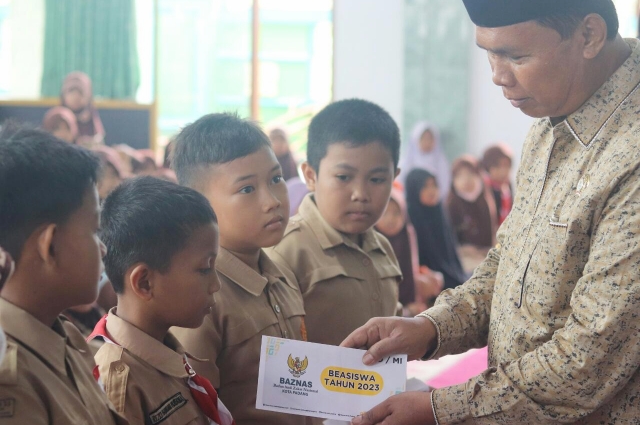 "Atas nama Pemerintah Kota Padang kami mengucapkan terima kasih kepada Baznas Kota Padang yang secara meraton terus menyalurkan bantuan beasiswa," ucap Edi Hasymi sewaktu memberikan bantuan beasiswa tersebut di Masjid Raya Nurul Hasanah, Kecamatan Kuranji, pada hari Kamis (12/10/2023).