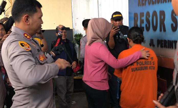 Perempuan berinisial PS (berusia 28 tahun), membunuh debt collector  berinisial RS (berusia 35 tahun) penagih utang di salah satu koperasi simpan pinjam (kosipa) berakhir tewas di tangan nasabahnya di Kota Sukabumi, Provinsi Jawa Barat.