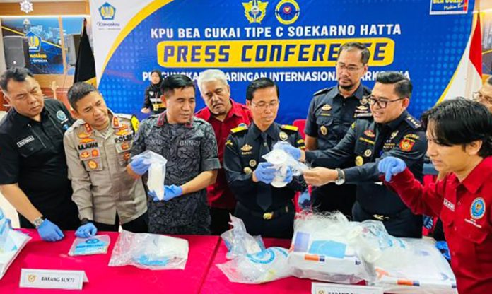 Bea Cukai kembali menggagalkan penyelundupan narkotika jenis sabu di Bandara Soekarno-Hatta (Soetta). Barang haram tersebut jenis sabu-sabu seberat 1.200 gram asal Kamerun, Afrika diselundupkan dengan modus false concealment (disamarkan) di gulungan senar pancing. Bea Cukai kembali menggagalkan penyelundupan narkotika jenis sabu di Bandara Soekarno-Hatta (Soetta). Barang haram tersebut jenis sabu-sabu seberat 1.200 gram asal Kamerun, Afrika diselundupkan dengan modus false concealment (disamarkan) di gulungan senar pancing.