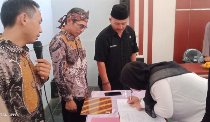 Peraturan Bupati (PerBup) Kabupaten Kuningan nomor 85 tahun 2019 tentang pengangkatan perangkat desa sebagai landasan terkait pembatalan pelantikan dua kepala dusun di Desa Cirukem, Kecamatan Garawangi, Kabupaten Kuningan, Provinsi Jawa Barat, pada tanggal (10/11/2023). Peraturan Bupati (PerBup) Kabupaten Kuningan nomor 85 tahun 2019 tentang pengangkatan perangkat desa sebagai landasan terkait pembatalan pelantikan dua kepala dusun di Desa Cirukem, Kecamatan Garawangi, Kabupaten Kuningan, Provinsi Jawa Barat, pada tanggal (10/11/2023).