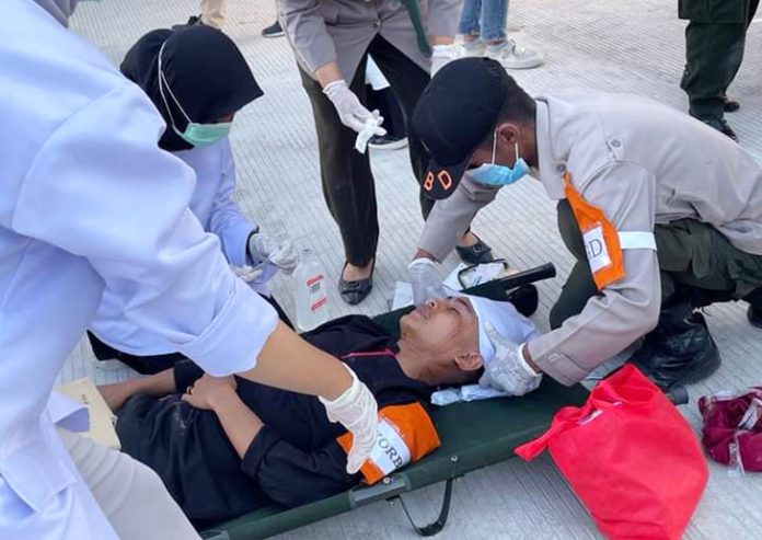 Para pegawai BPBD Kota Padang dilatih untuk melakukan evakuasi dengan cepat dan aman, melakukan penanganan kebakaran, penanganan pertama terhadap korban hingga kaji cepat menangani bencana.