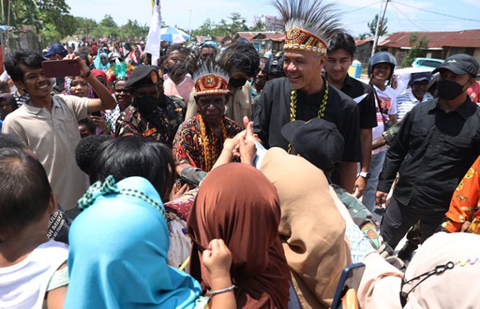 Calon presiden (Capres) nomor urut 3 Ganjar Pranowo bersilaturahmi dengan masyarakat Sorong Raya, Papua Barat Daya, pada hari Senin (20/11/2023). Calon presiden (Capres) nomor urut 3 Ganjar Pranowo bersilaturahmi dengan masyarakat Sorong Raya, Papua Barat Daya, pada hari Senin (20/11/2023).