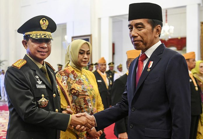 Presiden Republik Indonesia Ir. H. Joko Widodo yang akrab disapa Jokowi melantik dan mengambil sumpah jabatan Jenderal TNI Agus Subiyanto sebagai Panglima Tentara Nasional Indonesia (TNI). Presiden Republik Indonesia Ir. H. Joko Widodo yang akrab disapa Jokowi melantik dan mengambil sumpah jabatan Jenderal TNI Agus Subiyanto sebagai Panglima Tentara Nasional Indonesia (TNI).