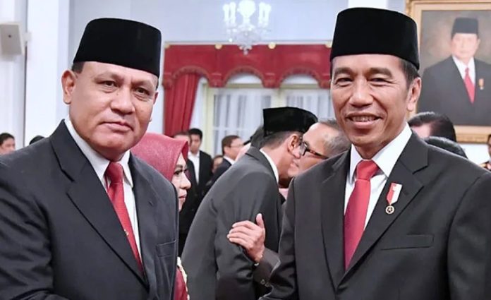 Presiden Republik Indonesia Ir. H. Joko Widodo yang akrab disapa Jokowi telah sudah menandatangani keputusan presiden (keppres) mengenai pemberhentian sementara Firli Bahuri dari jabatan Ketua Komisi Pemberantasan Korupsi (KPK). Presiden Republik Indonesia Ir. H. Joko Widodo yang akrab disapa Jokowi telah sudah menandatangani keputusan presiden (keppres) mengenai pemberhentian sementara Firli Bahuri dari jabatan Ketua Komisi Pemberantasan Korupsi (KPK).