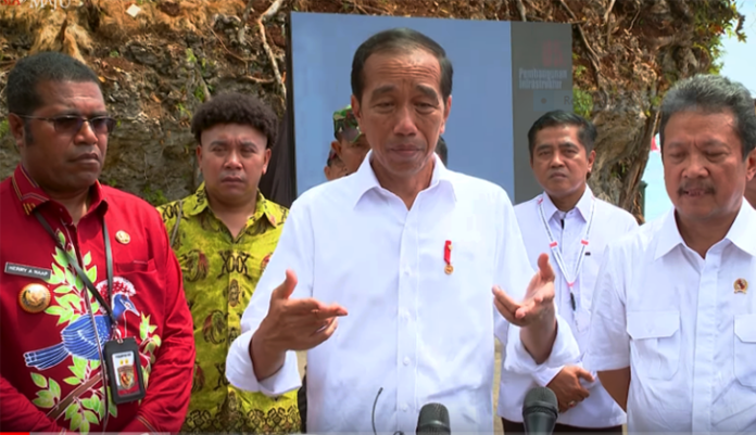 Presiden Republik Indonesia Ir. H. Joko Widodo yang akrab disapa Jokowi menanggapi penetapan pimpinan Komisi Pemberantasan Korupsi (KPK) Firli Bahuri, sebagai tersangka kasus dugaan pemerasan terhadap eks menteri pertanian Syahrul Yasin Limpo (SYL). Presiden Republik Indonesia Ir. H. Joko Widodo yang akrab disapa Jokowi menanggapi penetapan pimpinan Komisi Pemberantasan Korupsi (KPK) Firli Bahuri, sebagai tersangka kasus dugaan pemerasan terhadap eks menteri pertanian Syahrul Yasin Limpo (SYL).