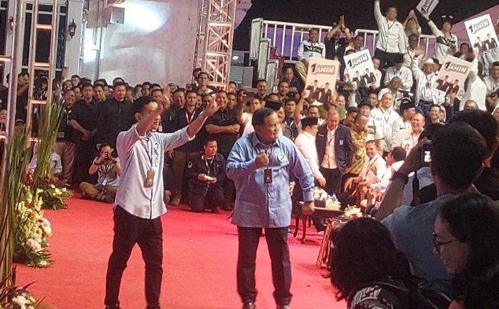 Sebelum momen joget tersebut, Prabowo juga sempat menyalami pasangan Anies Baswedan-Muhaimin Iskandar yang sudah menunggunya di bawah podium.