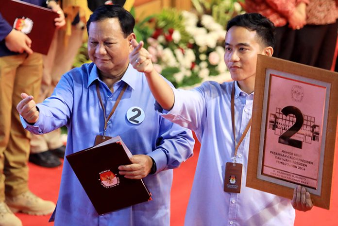 Calon Presiden Prabowo Subianto didampingi calon wakil presiden Gibran mengatakan, saya gembira suasana hari ini penuh kekeluargaan, penuh riang gembira penuh dengan saling mengasihi dan mendukung. Calon Presiden Prabowo Subianto didampingi calon wakil presiden Gibran mengatakan, saya gembira suasana hari ini penuh kekeluargaan, penuh riang gembira penuh dengan saling mengasihi dan mendukung.