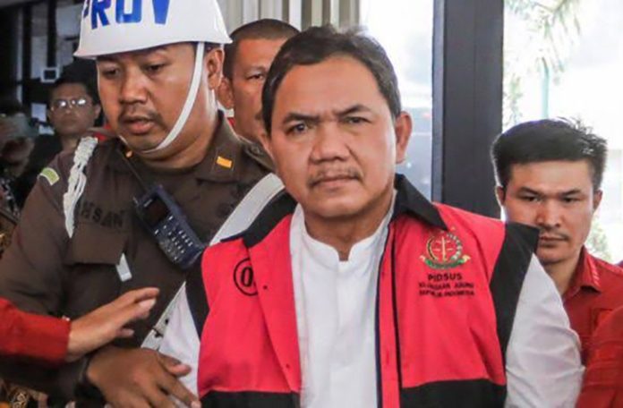 Diduga, aset-aset yang disita dari tangan pejabat Badan Pemeriksa Keuangan (BPK) itu terkait dengan aliran uang Rp 40 miliar dari korupsi BTS 4G Bakti yang merugikan negara Rp 8,03 triliun. Diduga, aset-aset yang disita dari tangan pejabat Badan Pemeriksa Keuangan (BPK) itu terkait dengan aliran uang Rp 40 miliar dari korupsi BTS 4G Bakti yang merugikan negara Rp 8,03 triliun.