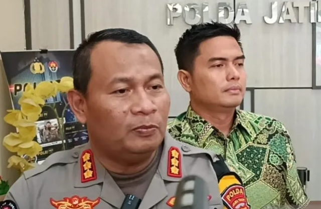 Kabid Humas Polda Jatim Kombes Pol Dirmanto (kiri) dan Kasubdit V Siber Ditreskrimsus Polda Jatim AKBP Chrales Tampubolon saat menggelar konferensi pers terkait penetapan Samsudin sebagai tersangka di Mapolda setempat, Surabaya, Jumat (1/3/2024).