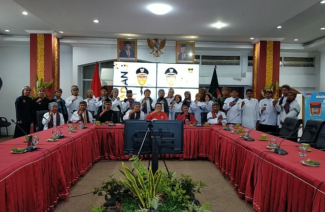 Wali Kota Padang Hendri Septa poto bersama dengan guru-guru madya dan guru utama aliran silek Taralak, yang digagas pengurus Perguruan Pencak Silat Talago Biru Sumbar.