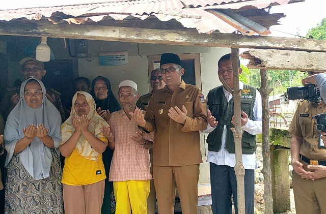 Saya senang sekali, karena Wali Kota Hendri Septa datang ke rumah hari ini dan melihat langsung kondisi kami.