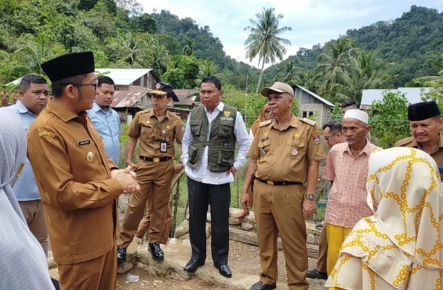 Hari ini saya dan jajaran Pemko Padang, Kepala Dinas Kominfo Padang Bobby Firman, Kadis Dinas Sosial Kota Padang Heriza Syafani, Camat Bungus Teluk Kabung Harnoldi, Baznas Kota Padang Yuspardi dan jajarannya mengunjungi rumah bapak Syaqban (berusia 75 tahun) dan ibu Railis (berusia 71 tahun) di Kelurahan Teluk Kabung Tengah, Kecamatan Bungus Teluk Kabung, Kota Padang.