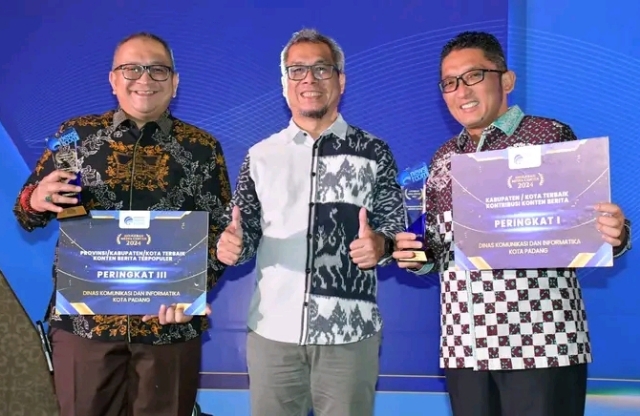 Wali Kota Padang Hendri Septa menerima penghargaan di malam Anugerah Media Center (AMC) 2024 yang digelar di Trans Convention Center, Kota Bandung, Provinsi Jawa Barat, Selasa (5/3/2024).