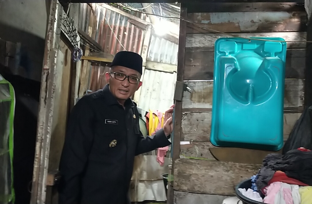 Wali Kota Padang Hendri Septa melihat secara langsung rumah tidak layak ditempati.