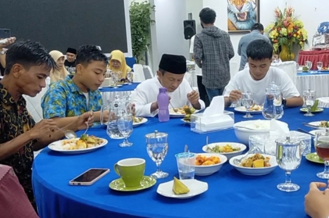 Penerima bedah rumah Arif Kurnia lagi berbuka puasa bersama Wali Kota Padang Hendri Septa dan jajarannya.