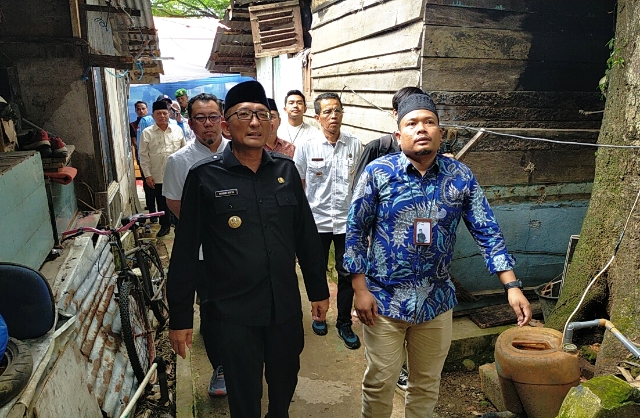 Wali Kota Hendri Septa didampingi Baznas Kota Padang Abe dan Camat Padang Selatan.