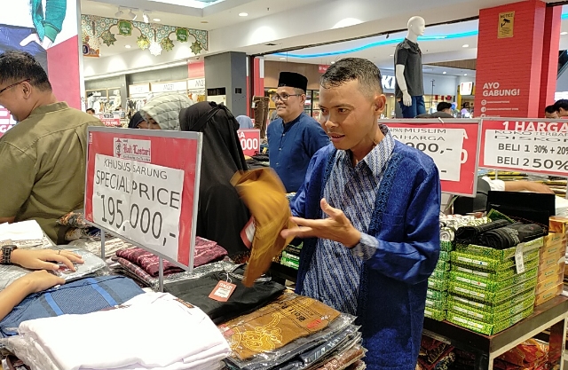 Benny LB Zalukhu, istri dan keempat anaknya saat belanja salah satu Mall di Kota Padang.