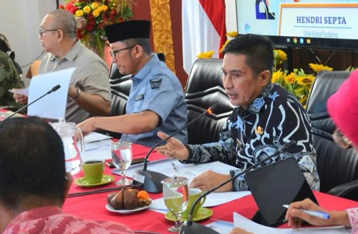 Rapat dipimpin lansung Wali Kota Padang Hendri Septa dan didampingi oleh Wakil Wali Kota Ekos Albar dengan diikuti kepala organisasi perangkat daerah (OPD) teknis di lingkup pemko setempat.