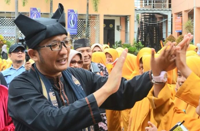 Wali Kota Padang Hendri Septa seusai menyaksikan kegiatan Mulok Keminangkabauan di SMPN 2 Padang, Selasa (6/2/2024). Wali Kota Padang Hendri Septa seusai menyaksikan kegiatan Mulok Keminangkabauan di SMPN 2 Padang, Selasa (6/2/2024).