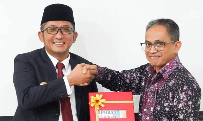 Wali Kota Padang Hendri Septa menyerahkan Laporan Keuangan Pemerintah Daerah (LKPD) Pemerintah Kota Padang tahun anggaran (TA) 2023 kepada BPK-RI Perwakilan Sumbar. Wali Kota Padang Hendri Septa menyerahkan Laporan Keuangan Pemerintah Daerah (LKPD) Pemerintah Kota Padang tahun anggaran (TA) 2023 kepada BPK-RI Perwakilan Sumbar.
