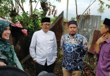 Walikota Padang Hendri Septa mengunjungi ke rumah Turisno, selama ini tinggal di sebuah rumah yang tidak layak huni di kawasan Piai Tangah, Kelurahan Piai Tangah, Kecamatan Pauh.