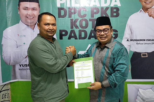 Alkudri pengembalian berkas formulir pendaftaran calon Wali Kota Padang ke Dewan Pimpinan Cabang (DPC) Partai Kebangkitan Bangsa (PKB) dan langsung diterima Ketua DPC PKB Kota Padang Yusri Latif S HI didampingi Sekretaris PKB Kota Padang Nofri Efendi dan pengurus lainnya.