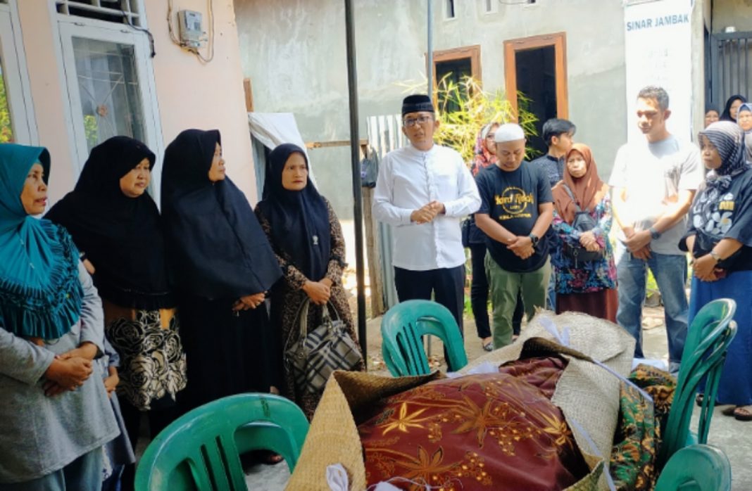 Tokoh Masyarakat Kota Padang Hendri Septa Datuak Alam Batuah melepas jenazah almarhumah Rosnelly dalam usia 65 tahun (Suku Jambak), meninggalkan 4 orang anak serta cucu 4 orang dan suami 1 orang.