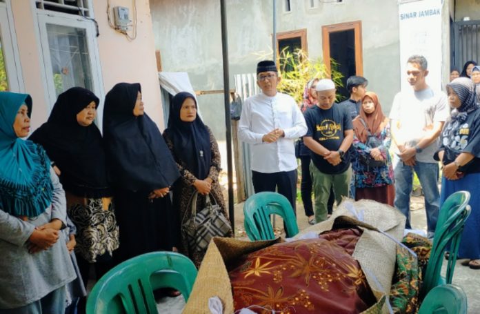 Tokoh Masyarakat Kota Padang Hendri Septa Datuak Alam Batuah melepas jenazah almarhumah Rosnelly dalam usia 65 tahun (Suku Jambak), meninggalkan 4 orang anak serta cucu 4 orang dan suami 1 orang.